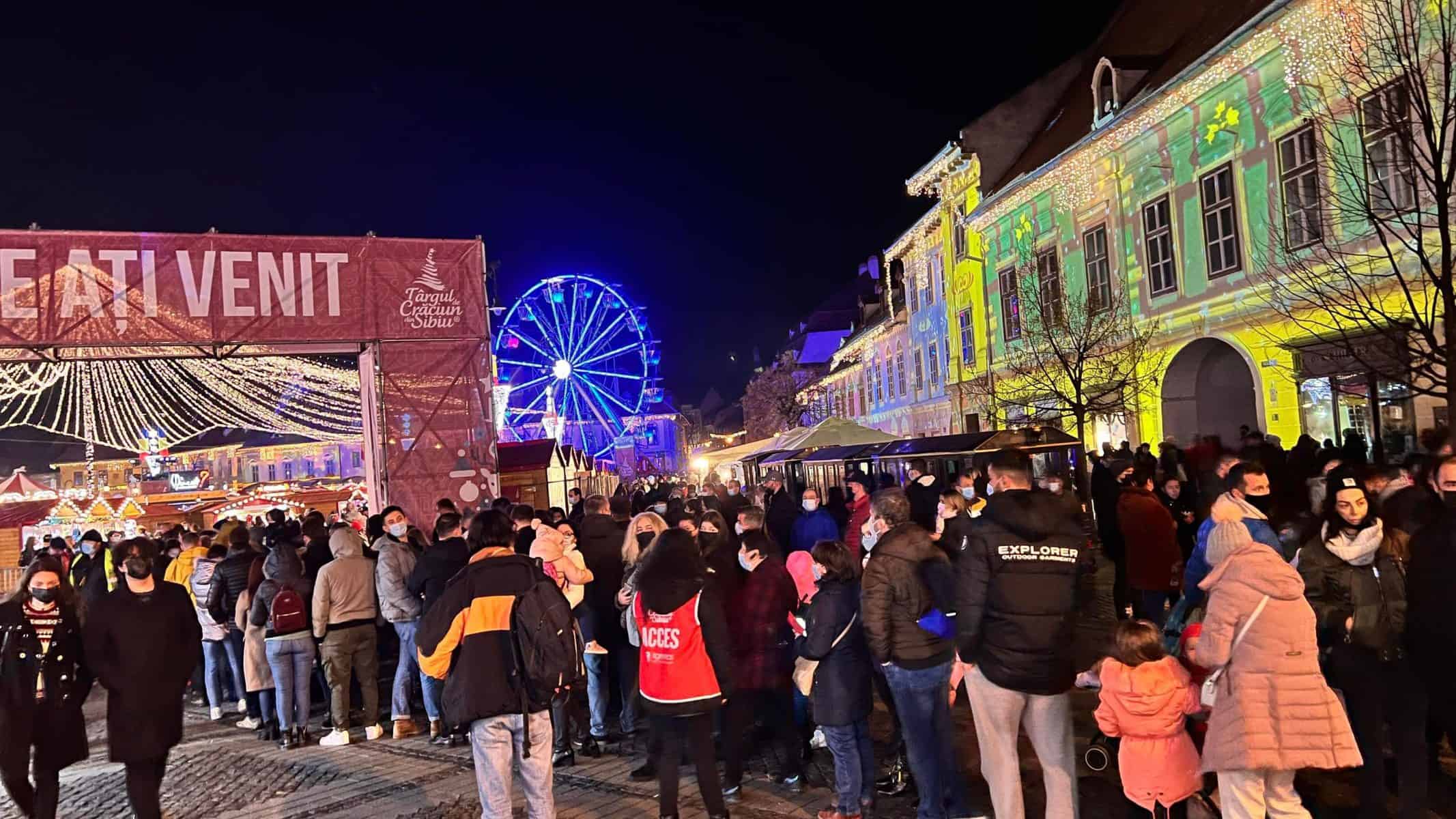 VIDEO & FOTO - Coadă imensă la Târgul de Crăciun din Sibiu. Sute de oameni așteaptă să intre