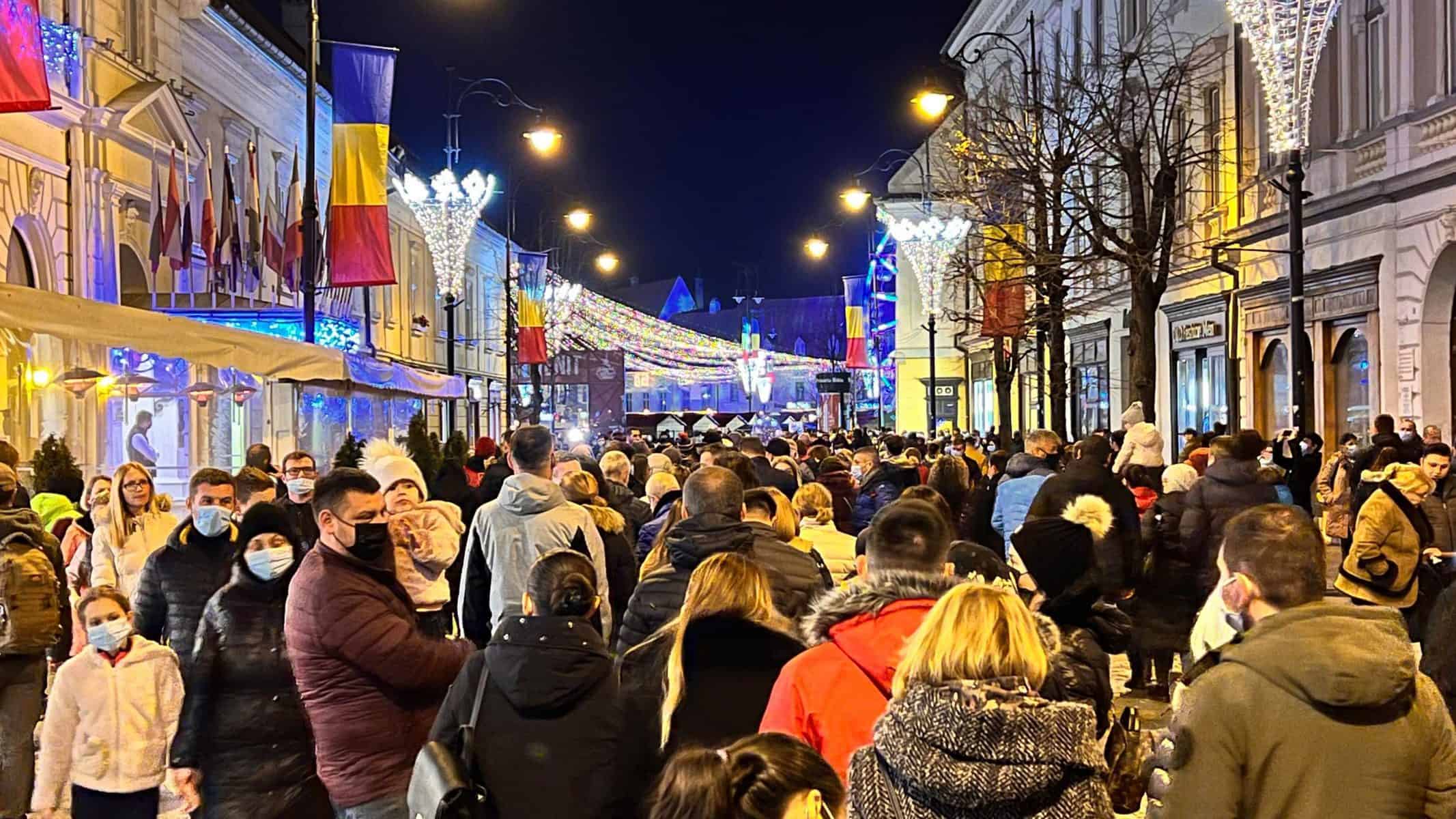 VIDEO & FOTO - Coadă imensă la Târgul de Crăciun din Sibiu. Sute de oameni așteaptă să intre