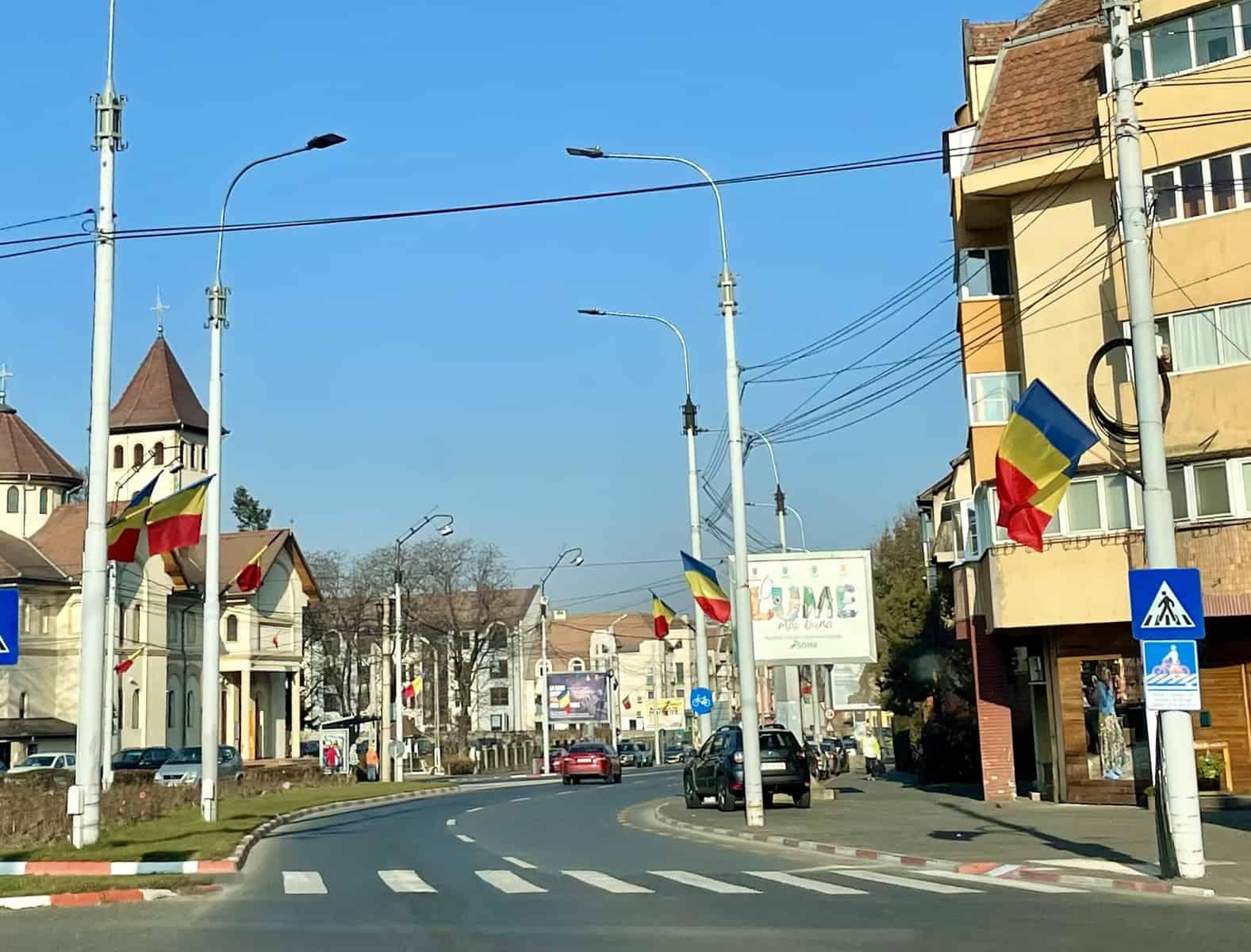 foto: pregătiri pentru ziua națională - peste 5.000 de steaguri tricolore flutură în sibiu