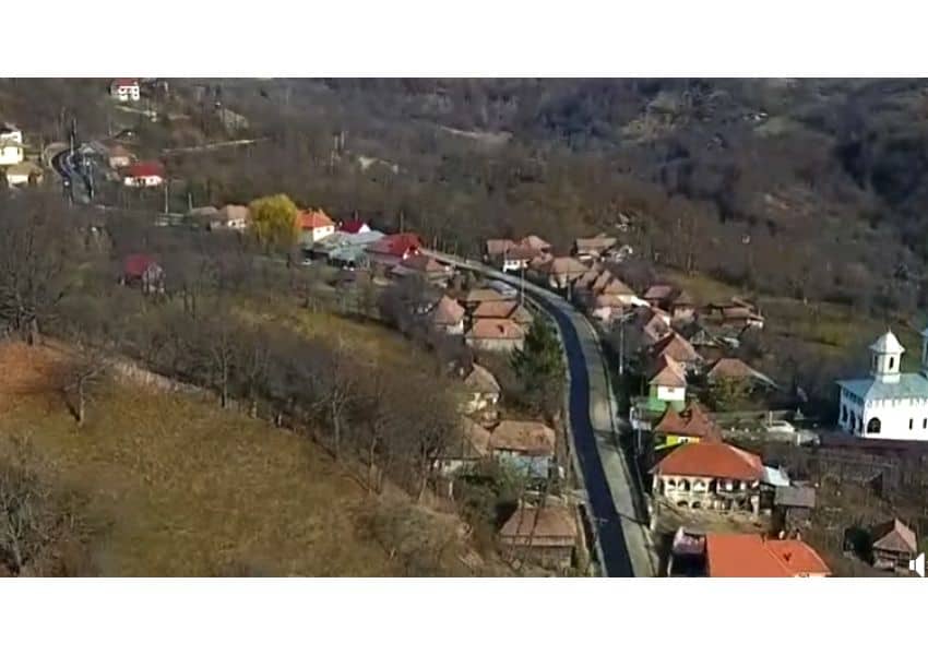 video - a început asfaltarea drumului peste munți care leagă sibiul de argeș - este alternativa pentru a evita aglomerația de pe valea oltului