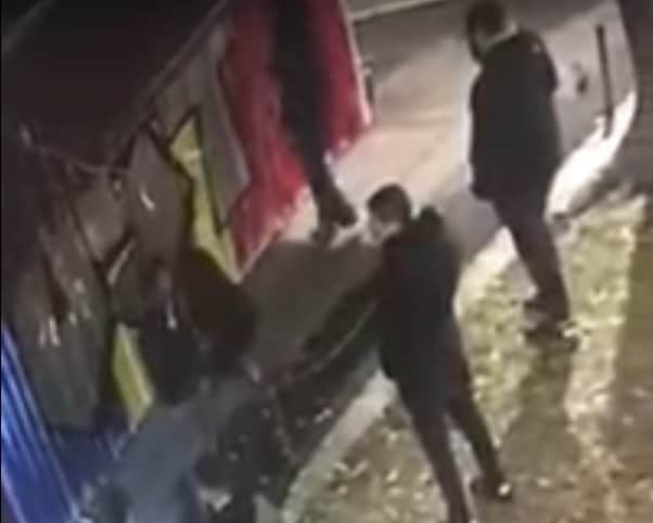 video opt tineri prinşi că mâzgăleau peretele unui magazin din piaţa cluj