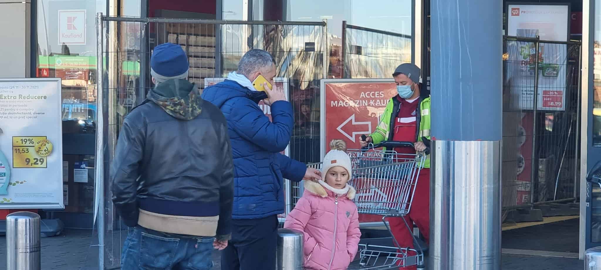 foto: decizie controversată - garduri la kaufland în sibiu pentru a separa vaccinații de nevaccinați