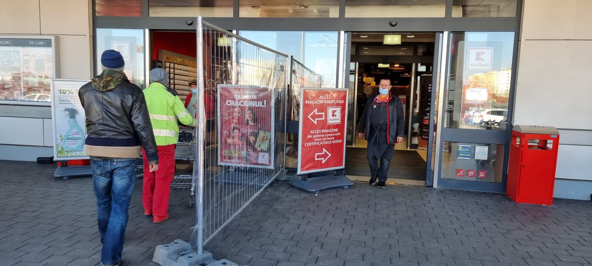 foto: decizie controversată - garduri la kaufland în sibiu pentru a separa vaccinații de nevaccinați