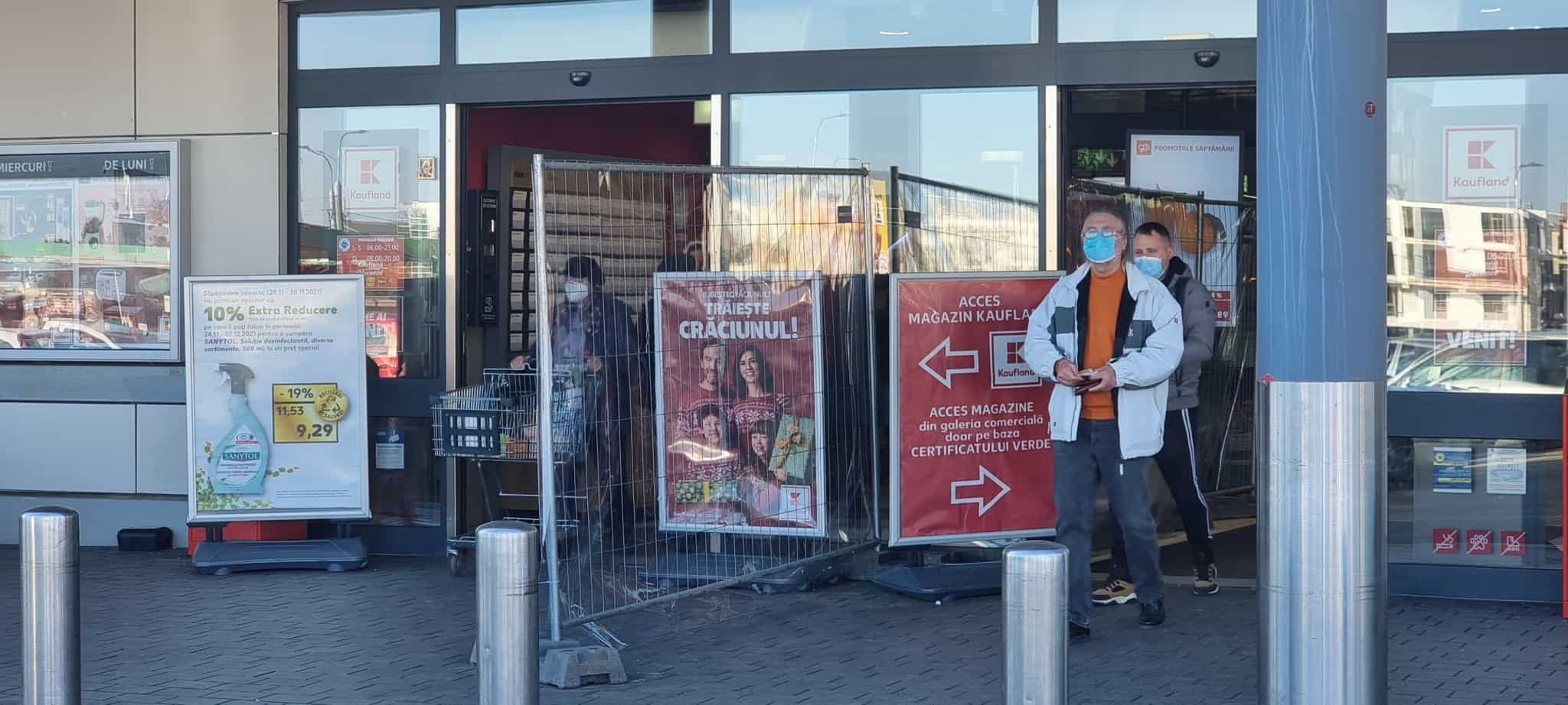 foto: decizie controversată - garduri la kaufland în sibiu pentru a separa vaccinații de nevaccinați