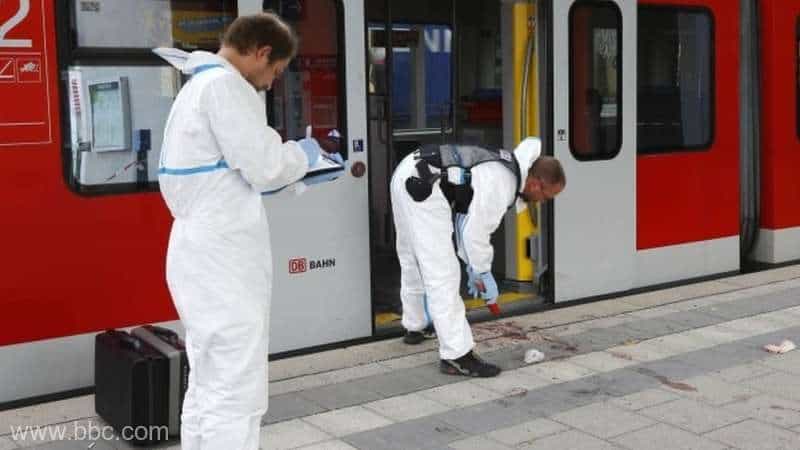 panică pentru călătorii unui tren din germania. trei persoane au fost atacate violent cu un cuțit