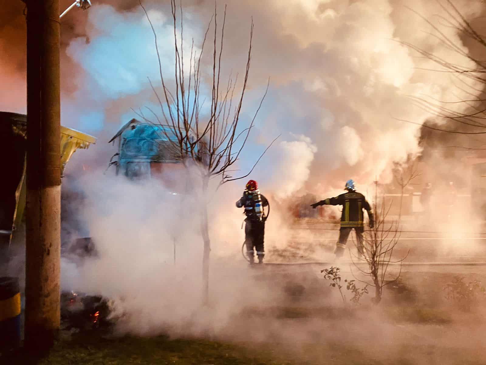 video: imagini halucinante - paramedic surprins într-un apel video în timpul intervenției la incendiul de tir de la slimnic