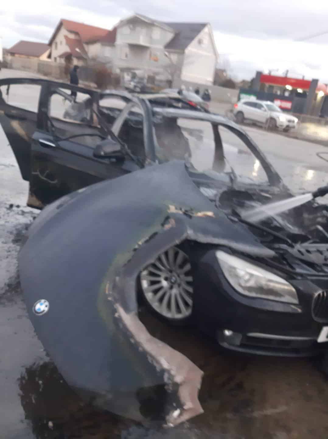 foto - bmw în flăcări la intrare în șelimbăr. s-a făcut scrum