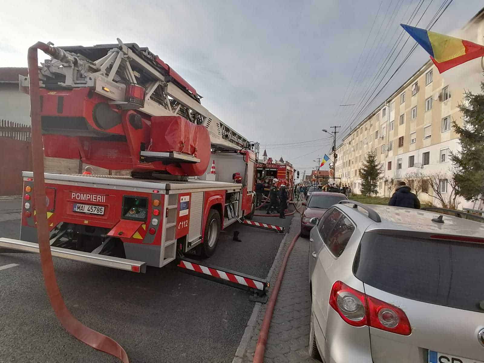 video incendiu într-un apartament din țiglari - doi copii primesc îngrijiri medicale