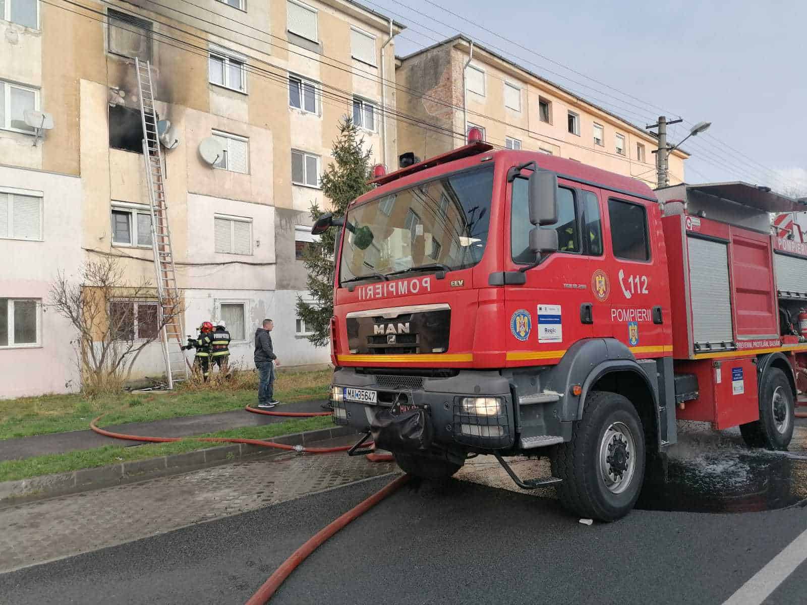 scene cumplite în apartamentul cuprins de flăcări la sibiu - „ardea geaca pe fetiță”