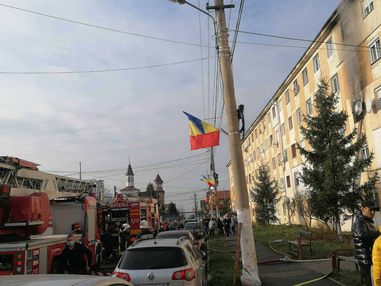 video incendiu într-un apartament din țiglari - doi copii primesc îngrijiri medicale