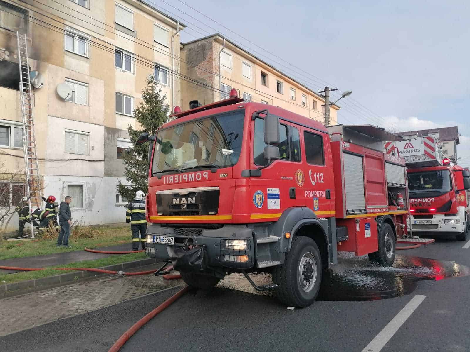 video incendiu într-un apartament din țiglari - doi copii primesc îngrijiri medicale