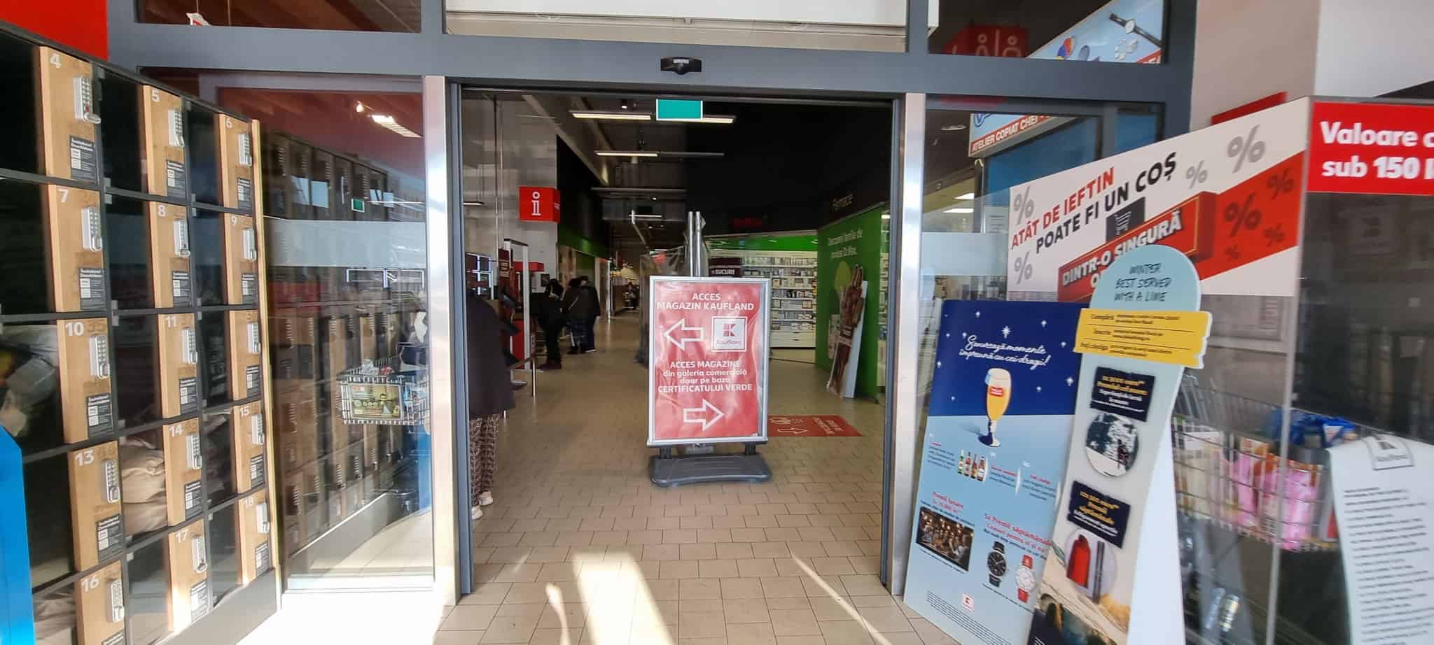 foto: decizie controversată - garduri la kaufland în sibiu pentru a separa vaccinații de nevaccinați