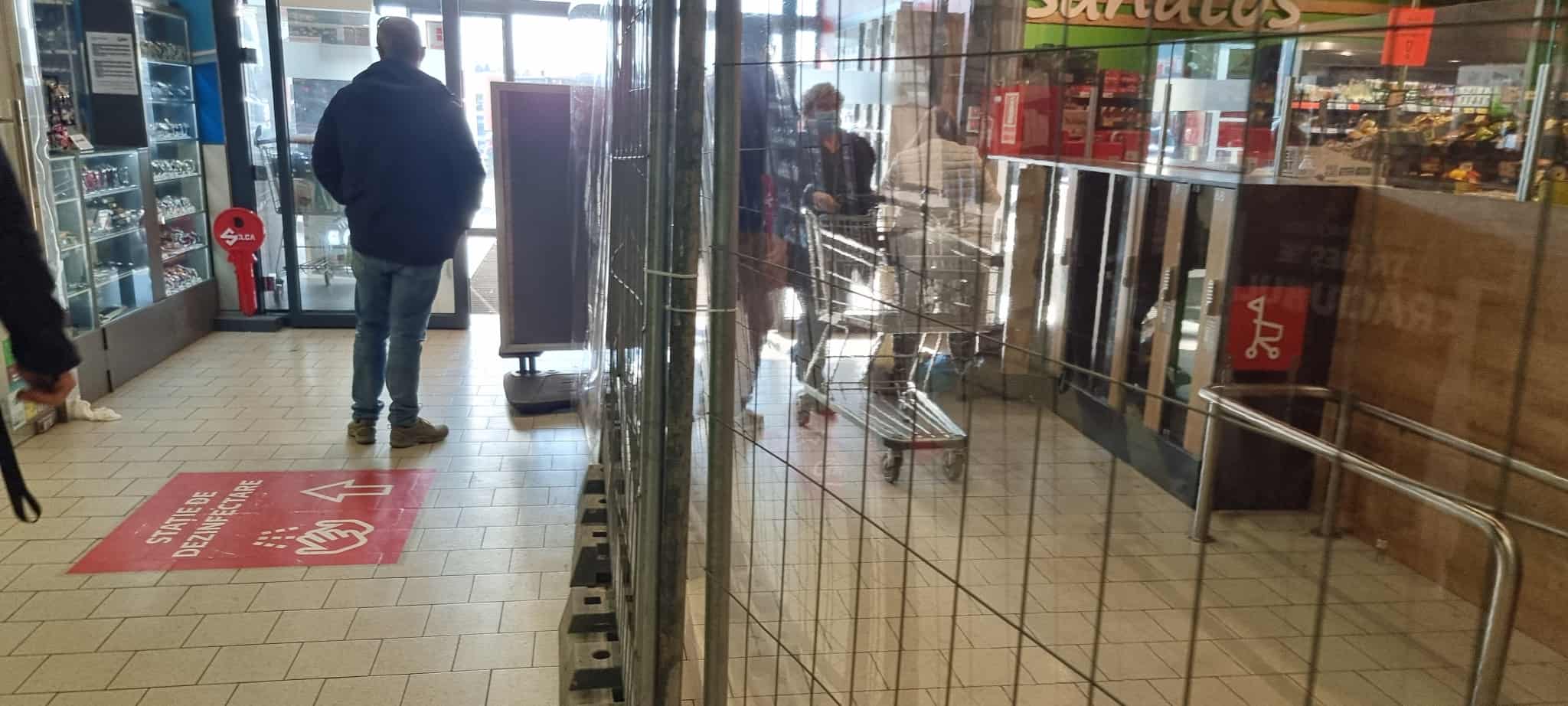 foto: decizie controversată - garduri la kaufland în sibiu pentru a separa vaccinații de nevaccinați