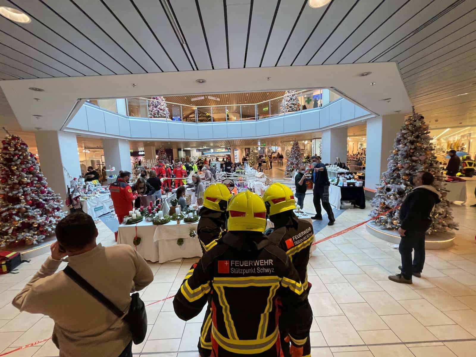 șase femei rănite, după ce mai multe decorațiuni de crăciun au căzut peste ele la mall