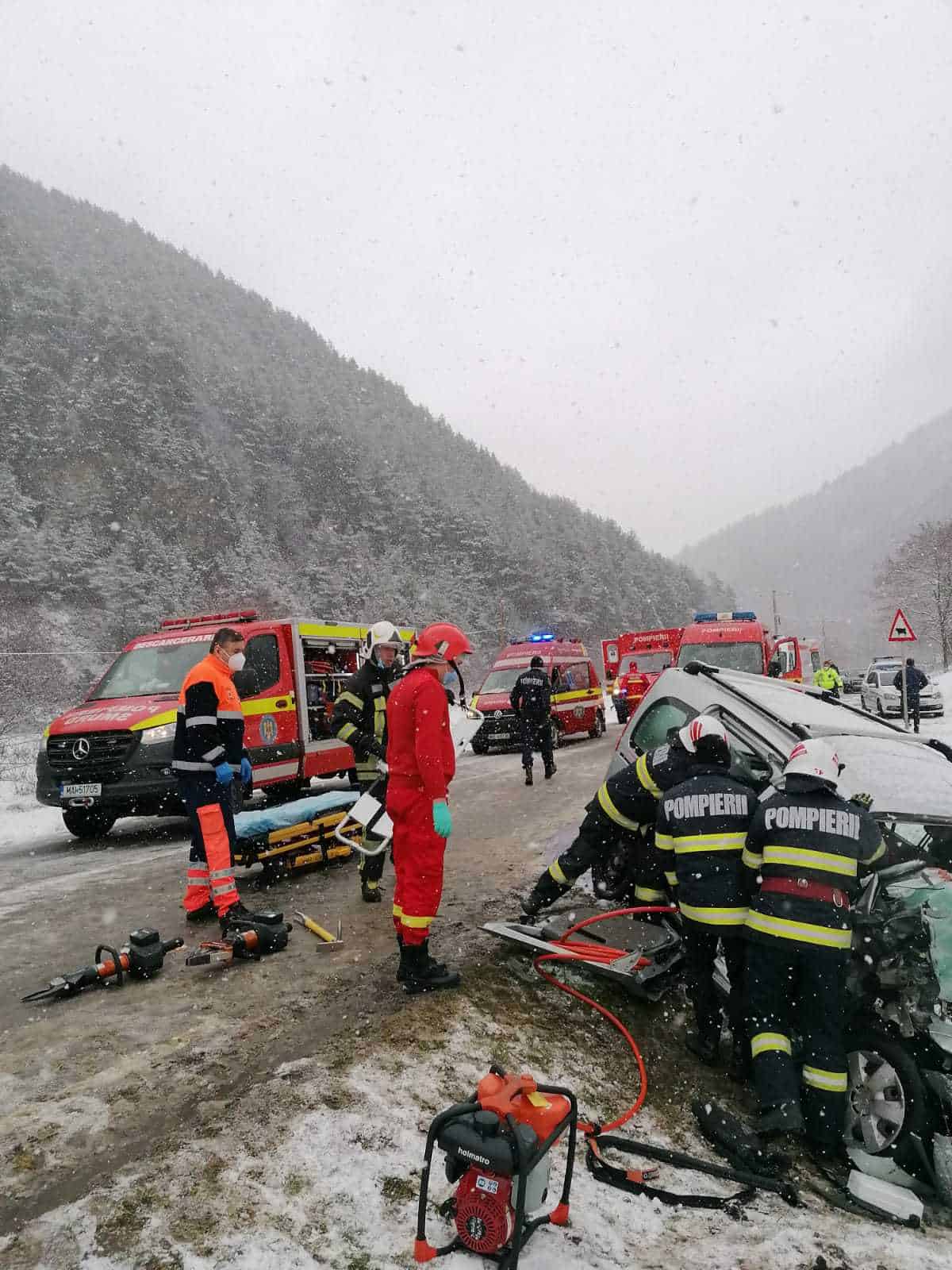 foto accident grav la rășinari - doi morți și mai mulți răniți după ce o mașină s-a tamponat cu un autocar