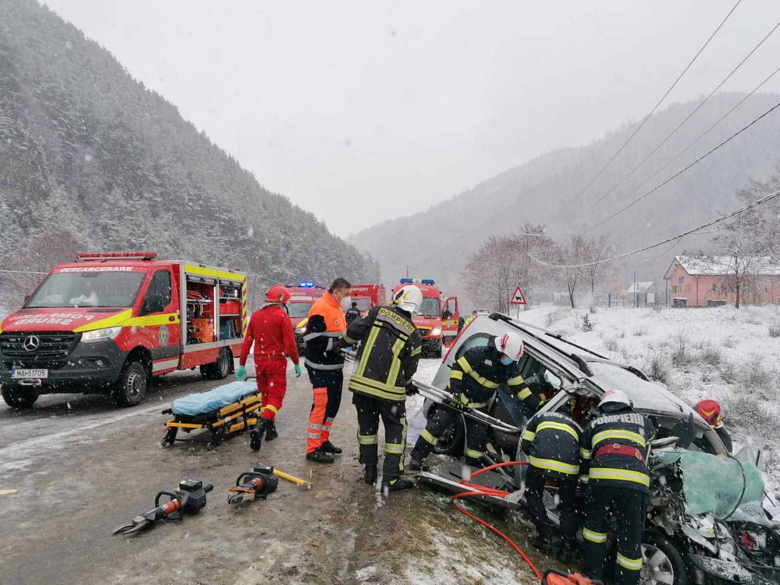 foto accident grav la rășinari - doi morți și mai mulți răniți după ce o mașină s-a tamponat cu un autocar