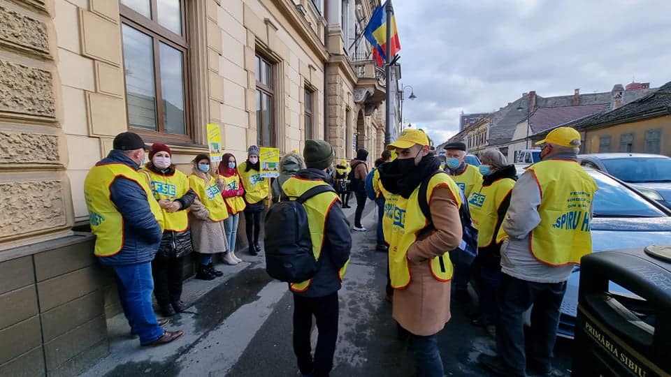 foto video protest în fața prefecturii din sibiu - dascălii spun că ”ne-am săturat să fim umiliți!”