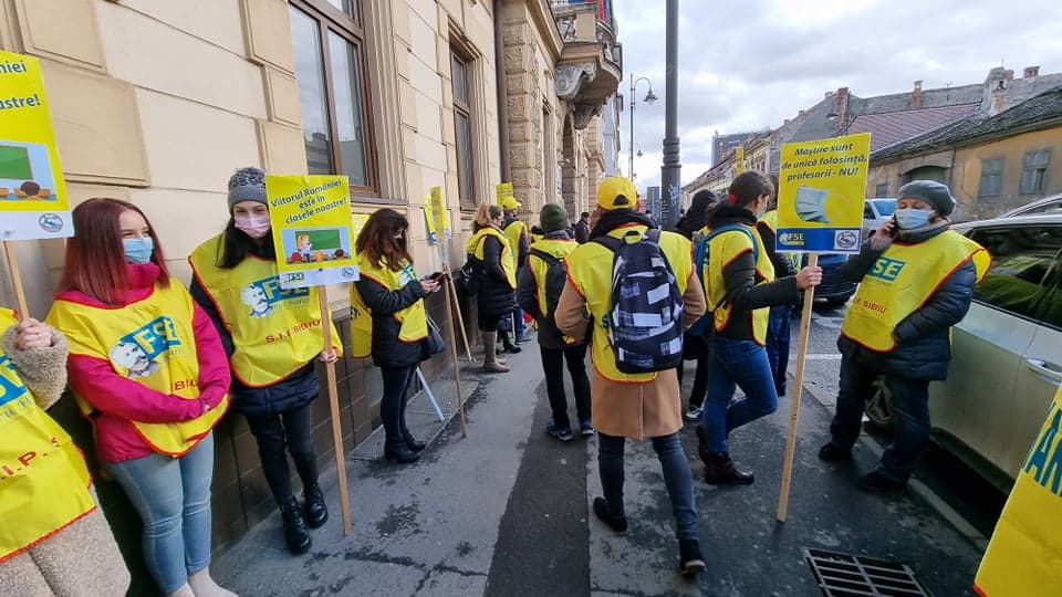 foto video protest în fața prefecturii din sibiu - dascălii spun că ”ne-am săturat să fim umiliți!”