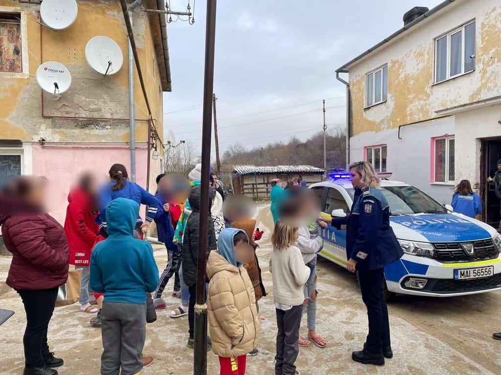 foto: zeci de copii care trăiesc lângă ferma seviș au primit cadouri de la polițiști