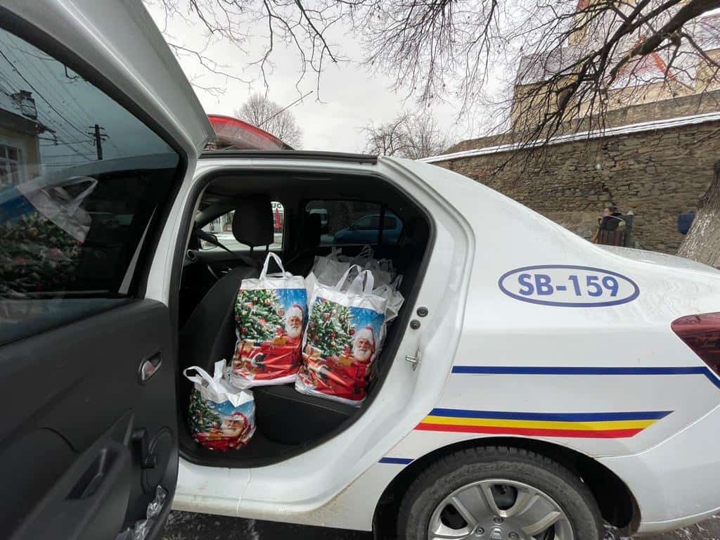 foto: zeci de copii care trăiesc lângă ferma seviș au primit cadouri de la polițiști