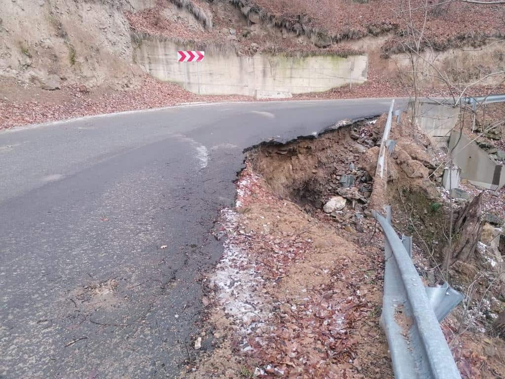 foto: s-a surpat drumul dintre jina și șugag - se circulă pe o bandă