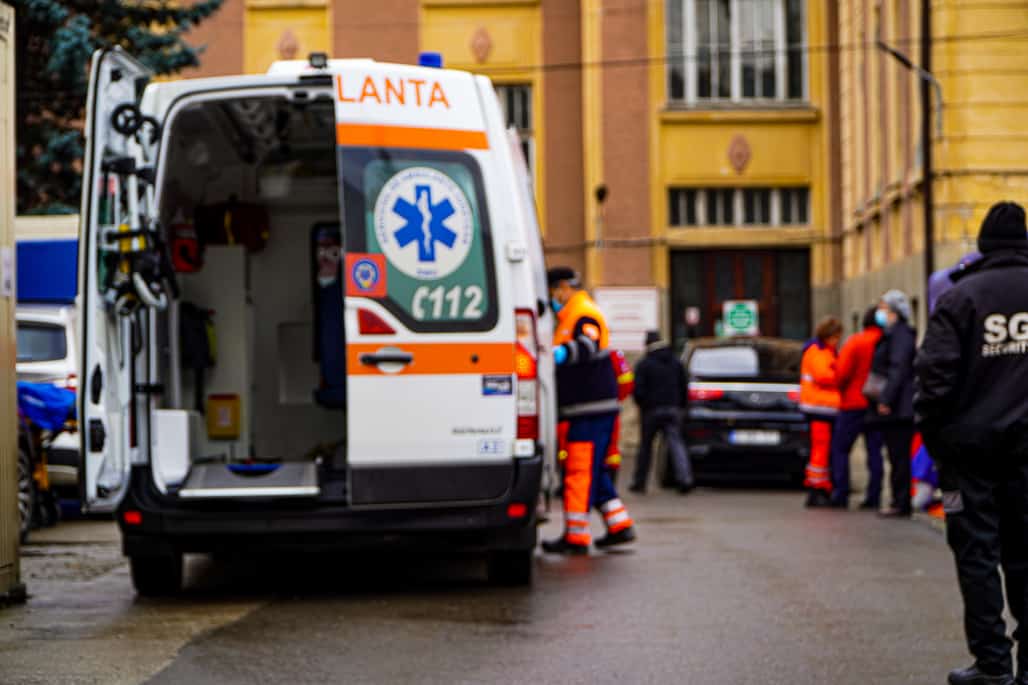 două femei lovite de o mașină pe trecerea de pietoni de la intersecția dintre gladiolelor cu râului