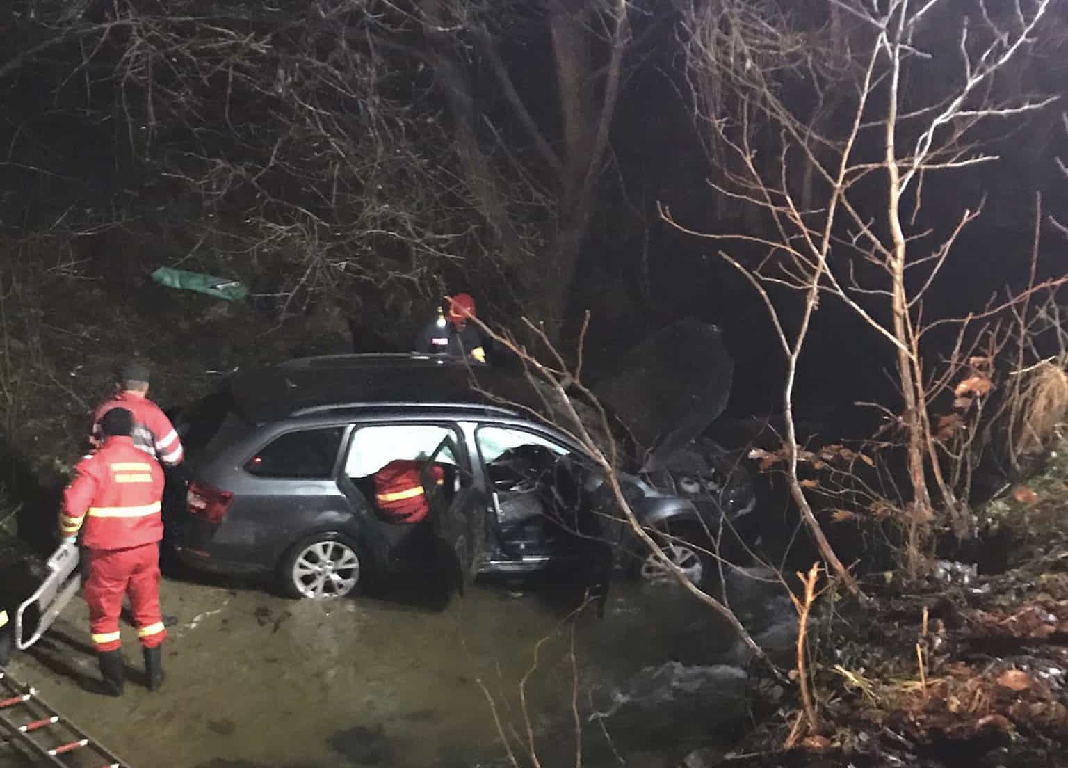 FOTO: Un șofer beat a ieșit de pe drum și a plonjat într-un rău între Tilișca și Rod