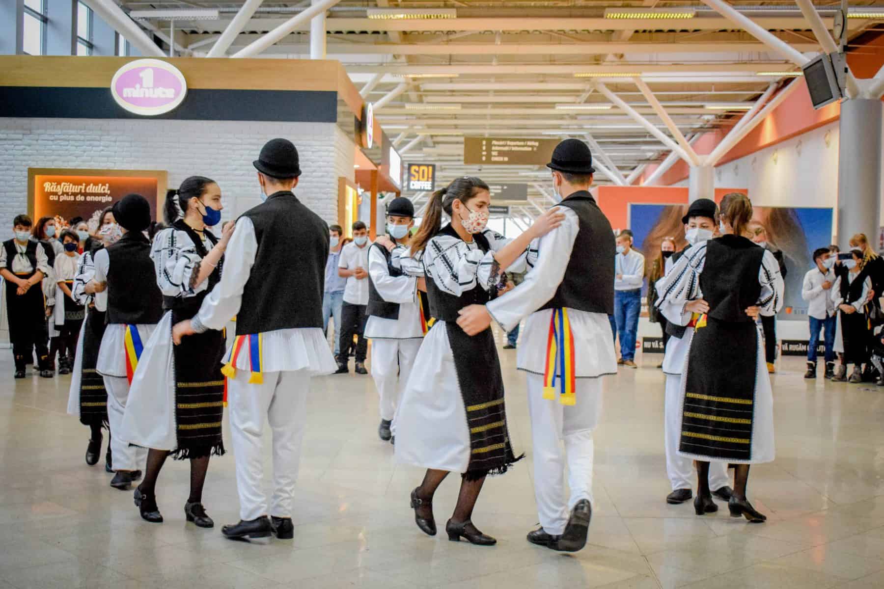 un brad altfel la aeroportul internațional sibiu