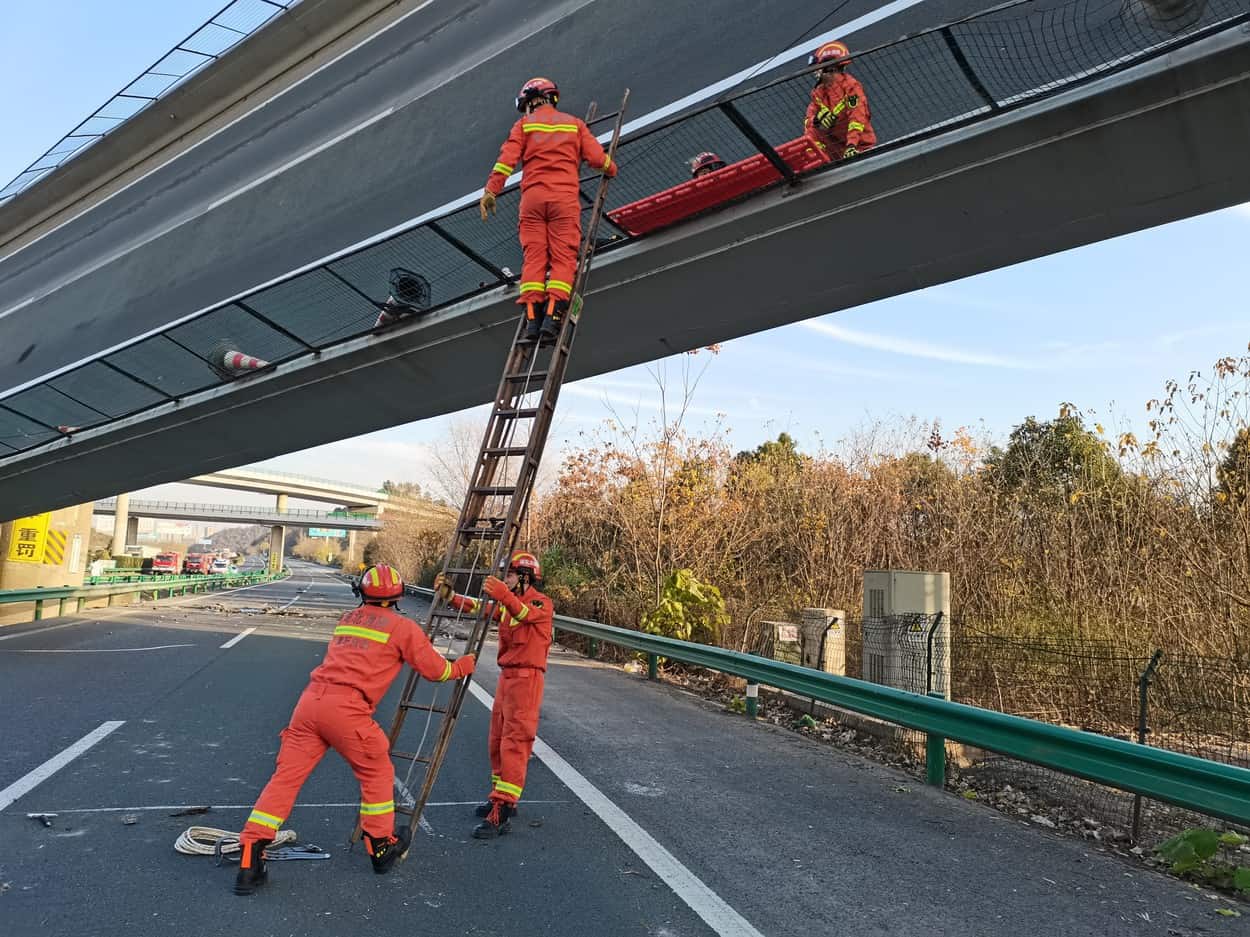 VIDEO Incident grav în China. Patru oameni au murit după ce un pod s-a prăbușit peste o autostradă