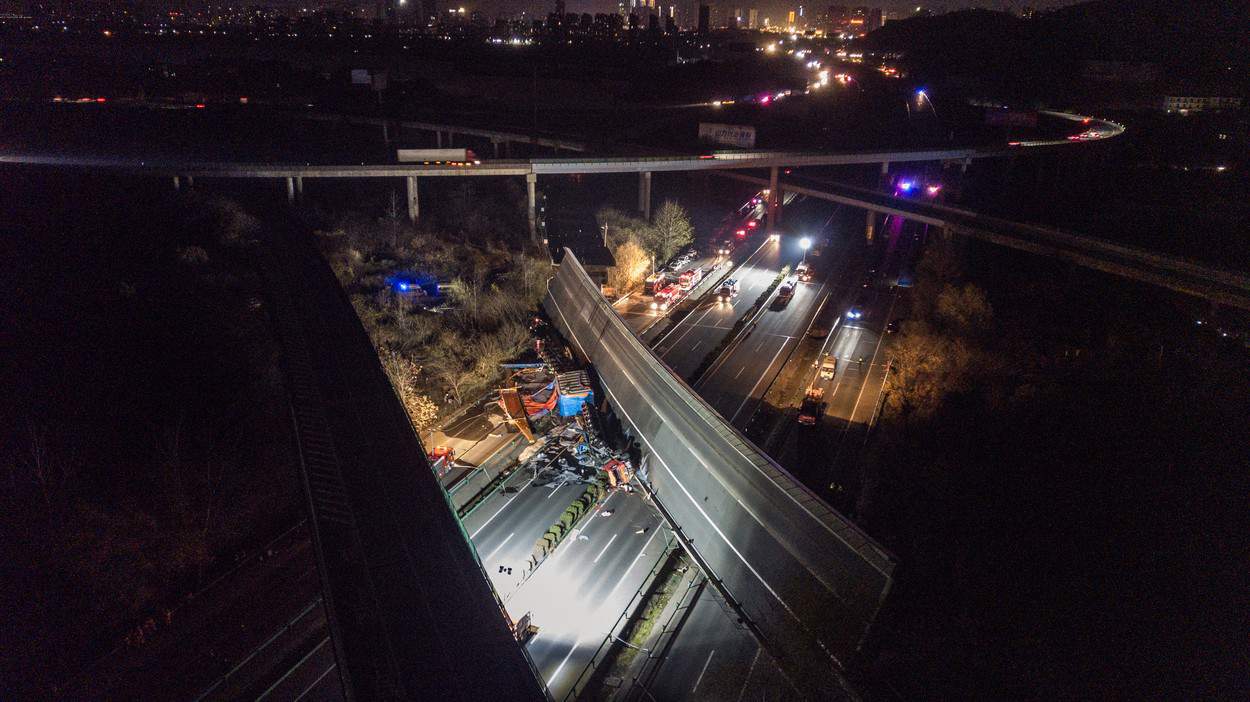 video incident grav în china. patru oameni au murit după ce un pod s-a prăbușit peste o autostradă