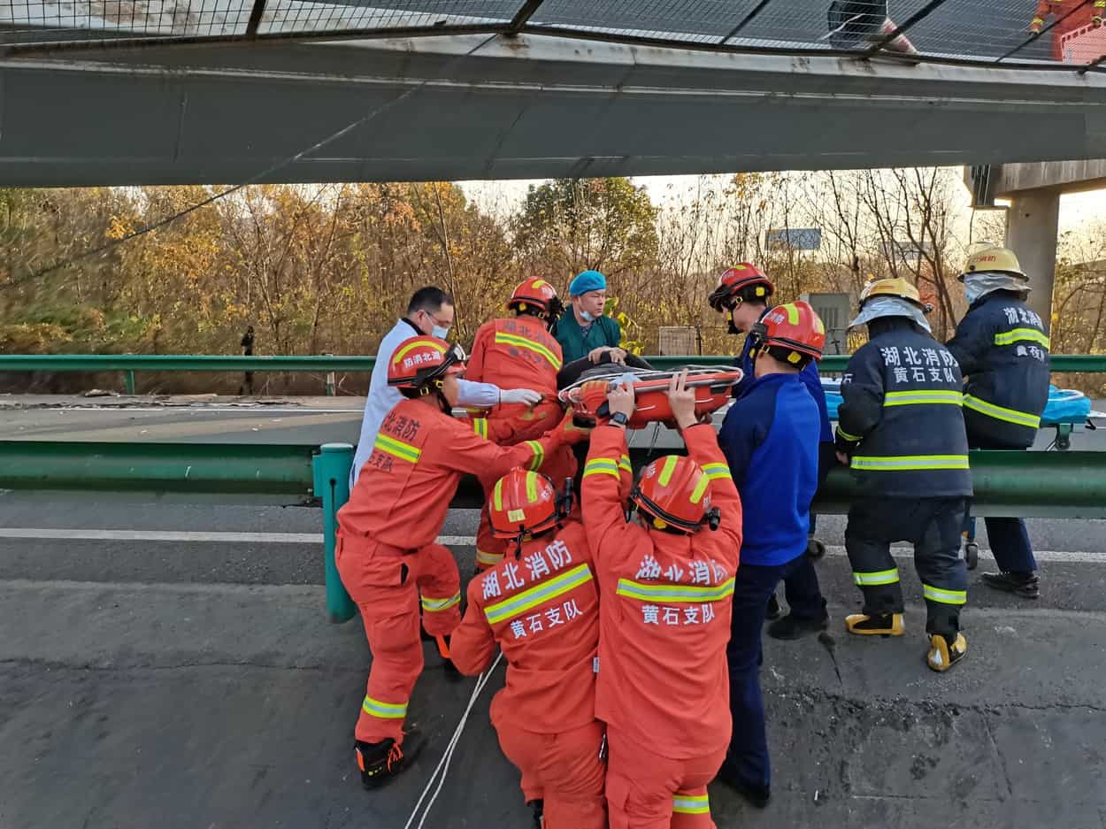 VIDEO Incident grav în China. Patru oameni au murit după ce un pod s-a prăbușit peste o autostradă