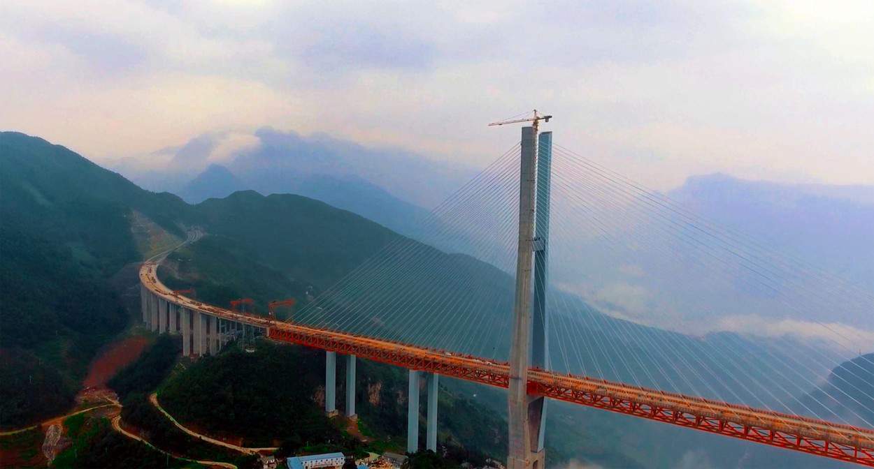 FOTO VIDEO - Cel mai înalt pod din lume este în China - Are dimensiunea unui bloc cu 200 de etaje şi a costat 144 milioane dolari