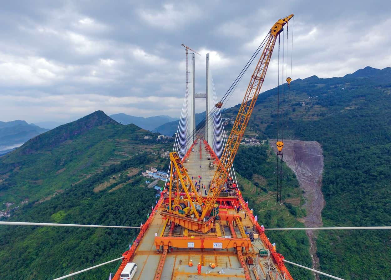 FOTO VIDEO - Cel mai înalt pod din lume este în China - Are dimensiunea unui bloc cu 200 de etaje şi a costat 144 milioane dolari