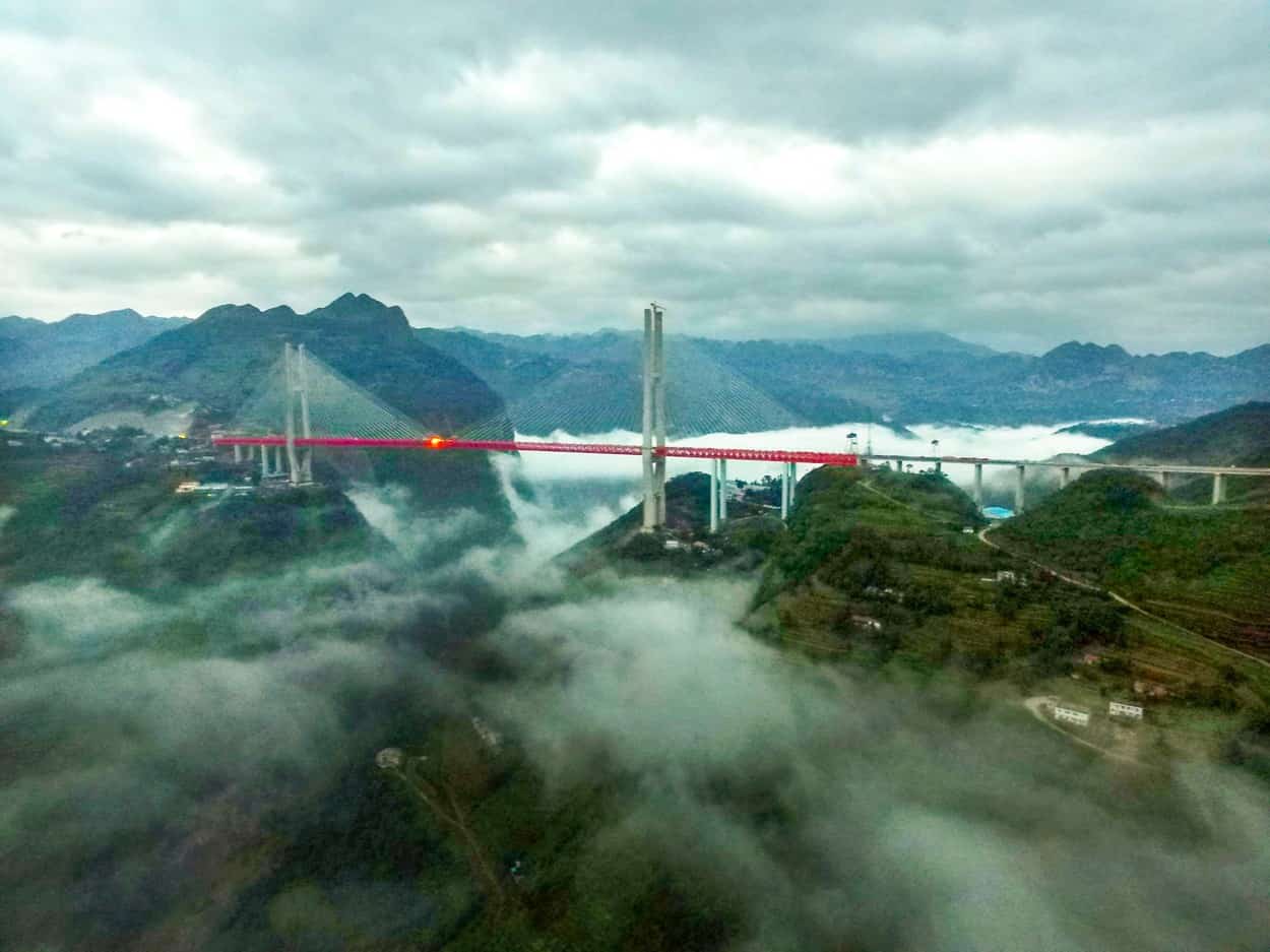 FOTO VIDEO - Cel mai înalt pod din lume este în China - Are dimensiunea unui bloc cu 200 de etaje şi a costat 144 milioane dolari