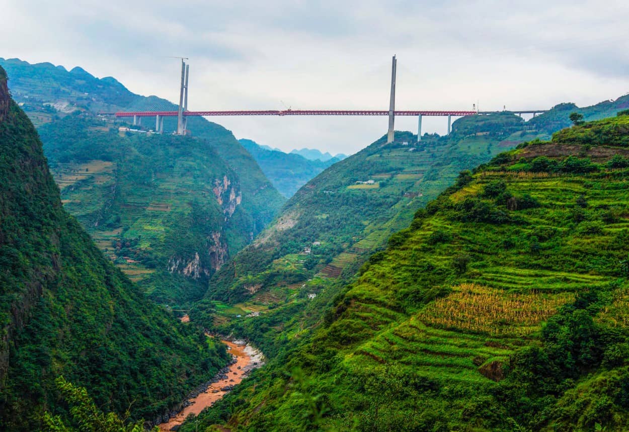 FOTO VIDEO - Cel mai înalt pod din lume este în China - Are dimensiunea unui bloc cu 200 de etaje şi a costat 144 milioane dolari