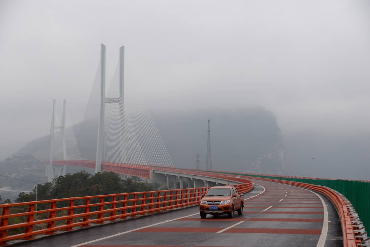 FOTO VIDEO - Cel mai înalt pod din lume este în China - Are dimensiunea unui bloc cu 200 de etaje şi a costat 144 milioane dolari