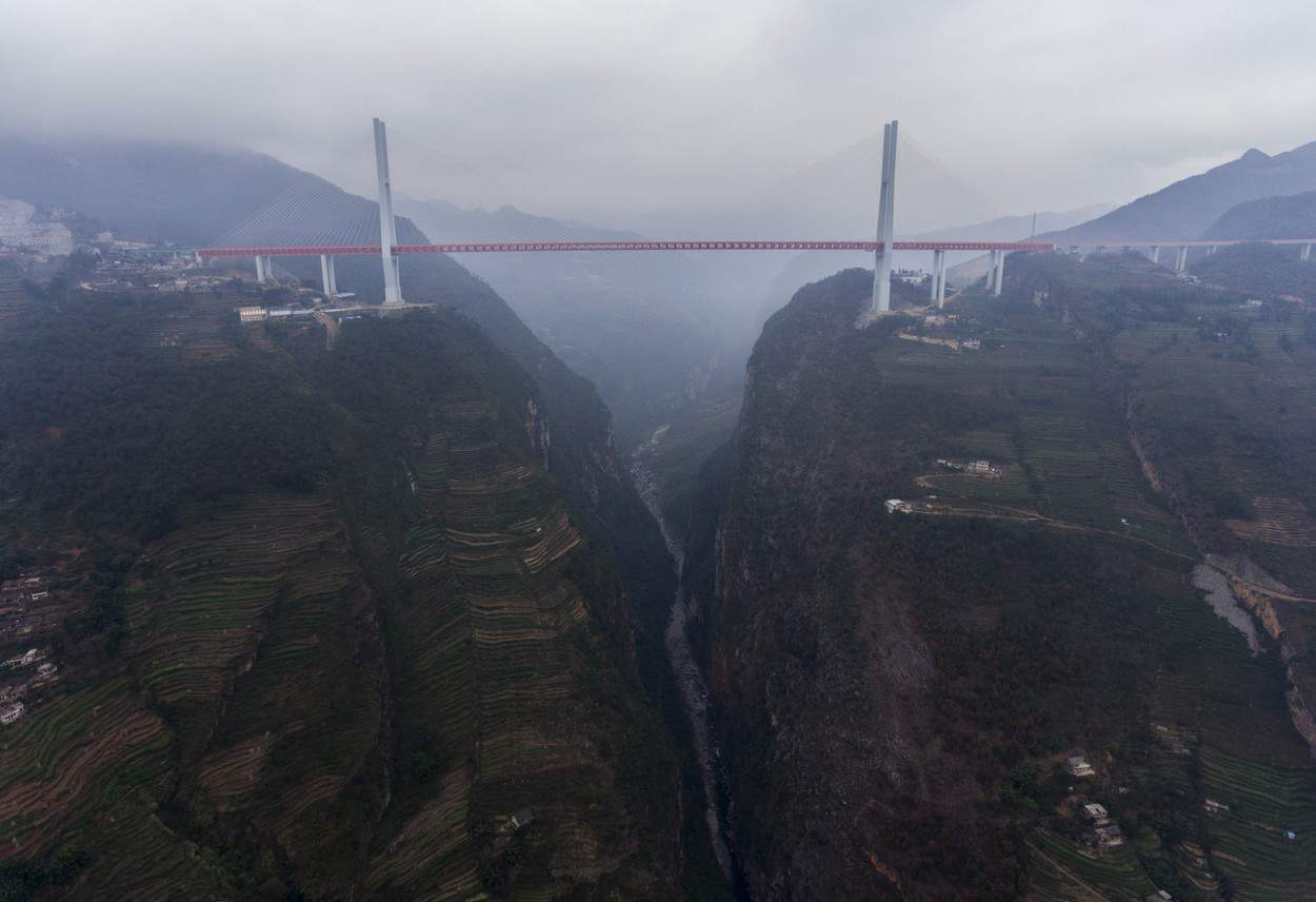 FOTO VIDEO - Cel mai înalt pod din lume este în China - Are dimensiunea unui bloc cu 200 de etaje şi a costat 144 milioane dolari