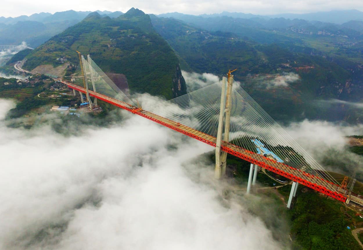 FOTO VIDEO - Cel mai înalt pod din lume este în China - Are dimensiunea unui bloc cu 200 de etaje şi a costat 144 milioane dolari