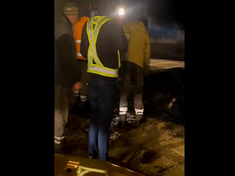 video strada aron pumnul blocată de asfaltatorii care lucrau pe dumbrăvii. primăria - ”a fost doar temporar”