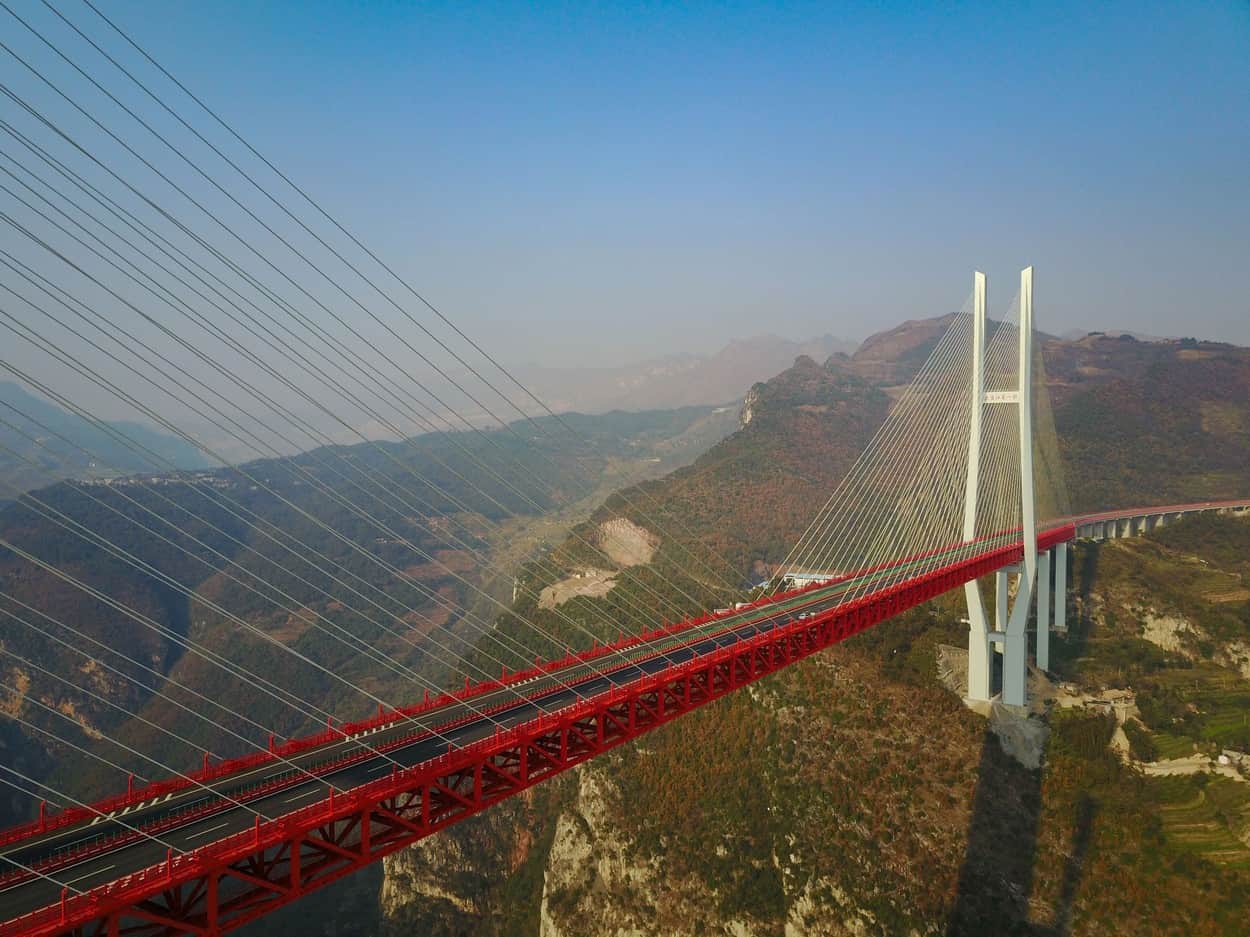 FOTO VIDEO - Cel mai înalt pod din lume este în China - Are dimensiunea unui bloc cu 200 de etaje şi a costat 144 milioane dolari