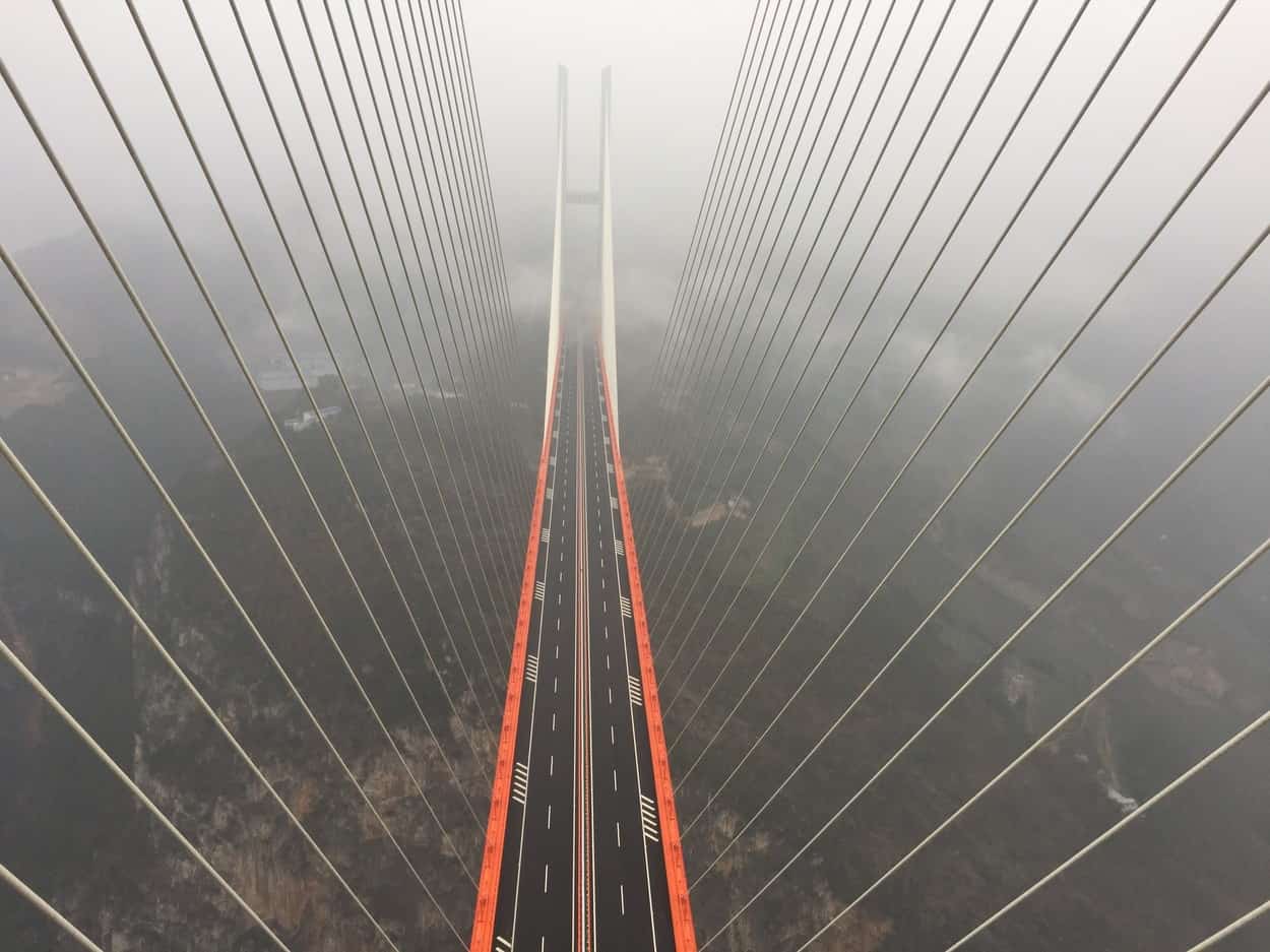 FOTO VIDEO - Cel mai înalt pod din lume este în China - Are dimensiunea unui bloc cu 200 de etaje şi a costat 144 milioane dolari