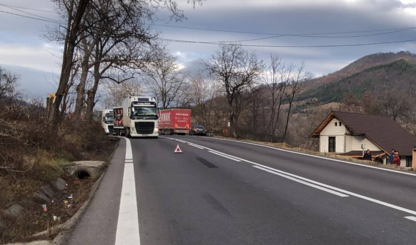 foto: pieton în stare gravă după ce a fost călcat de o mașină pe valea oltului la tuțulești