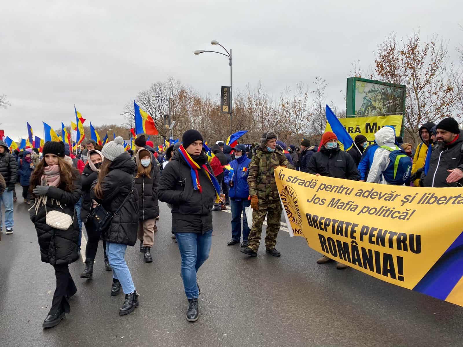 video - protestatarii aur au intrat în curtea parlamentului şi vor să intre în senat - jandarmii intervin ca să îi împiedice