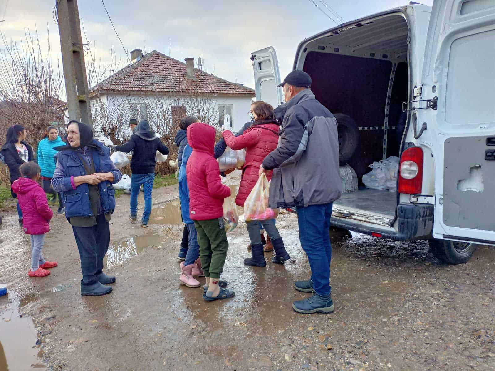 tursib sărbătoreşte crăciunul dăruind