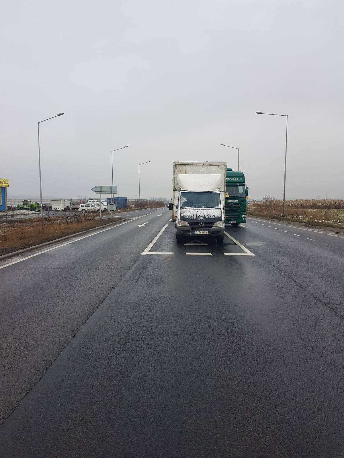 foto: mașină „parcată” în intersecție la sibiu - șoferul a rămas fără benzină și a fugit să ia o canistră