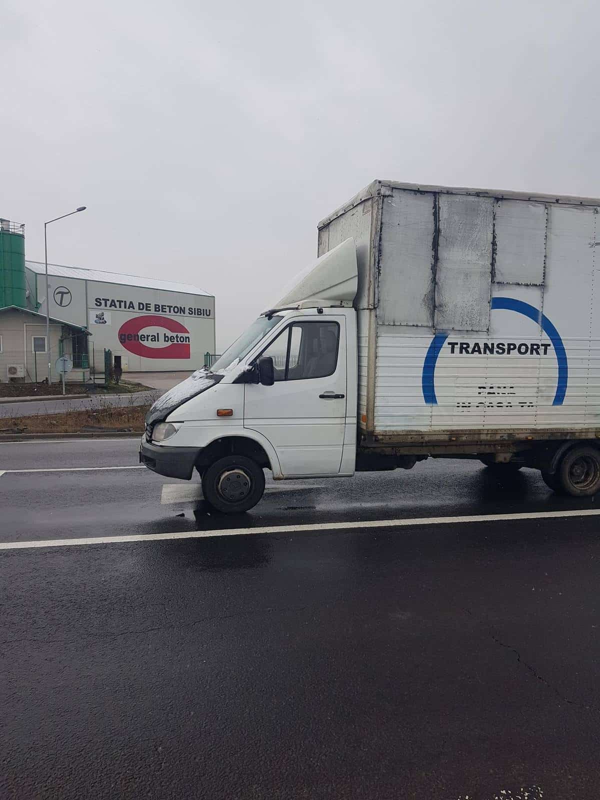 foto: mașină „parcată” în intersecție la sibiu - șoferul a rămas fără benzină și a fugit să ia o canistră