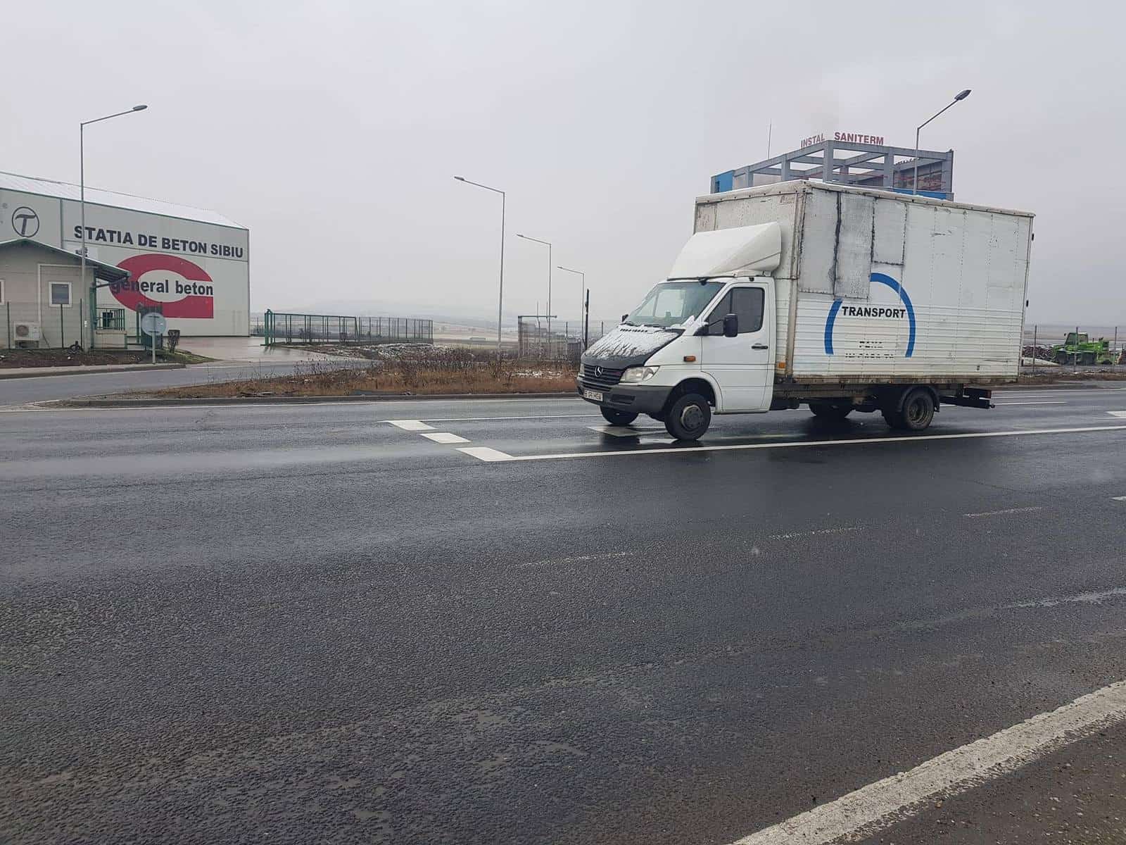 foto: mașină „parcată” în intersecție la sibiu - șoferul a rămas fără benzină și a fugit să ia o canistră