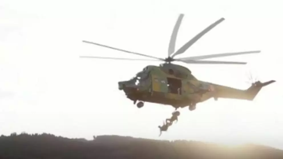 video aterizare forțată. elicopter al armatei române rămas fără un motor în timpul unui exercițiu