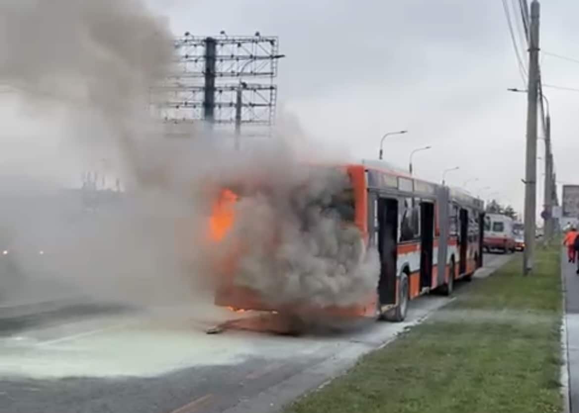 video: autobuz tursib în flăcări în zona aeroportului - a luat foc în mers