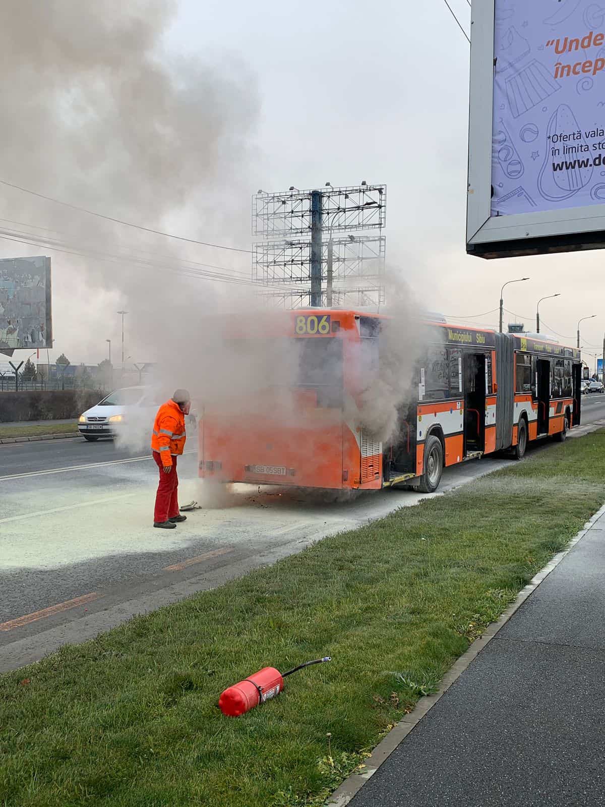 VIDEO: Autobuz Tursib în flăcări în zona aeroportului - A luat foc în mers